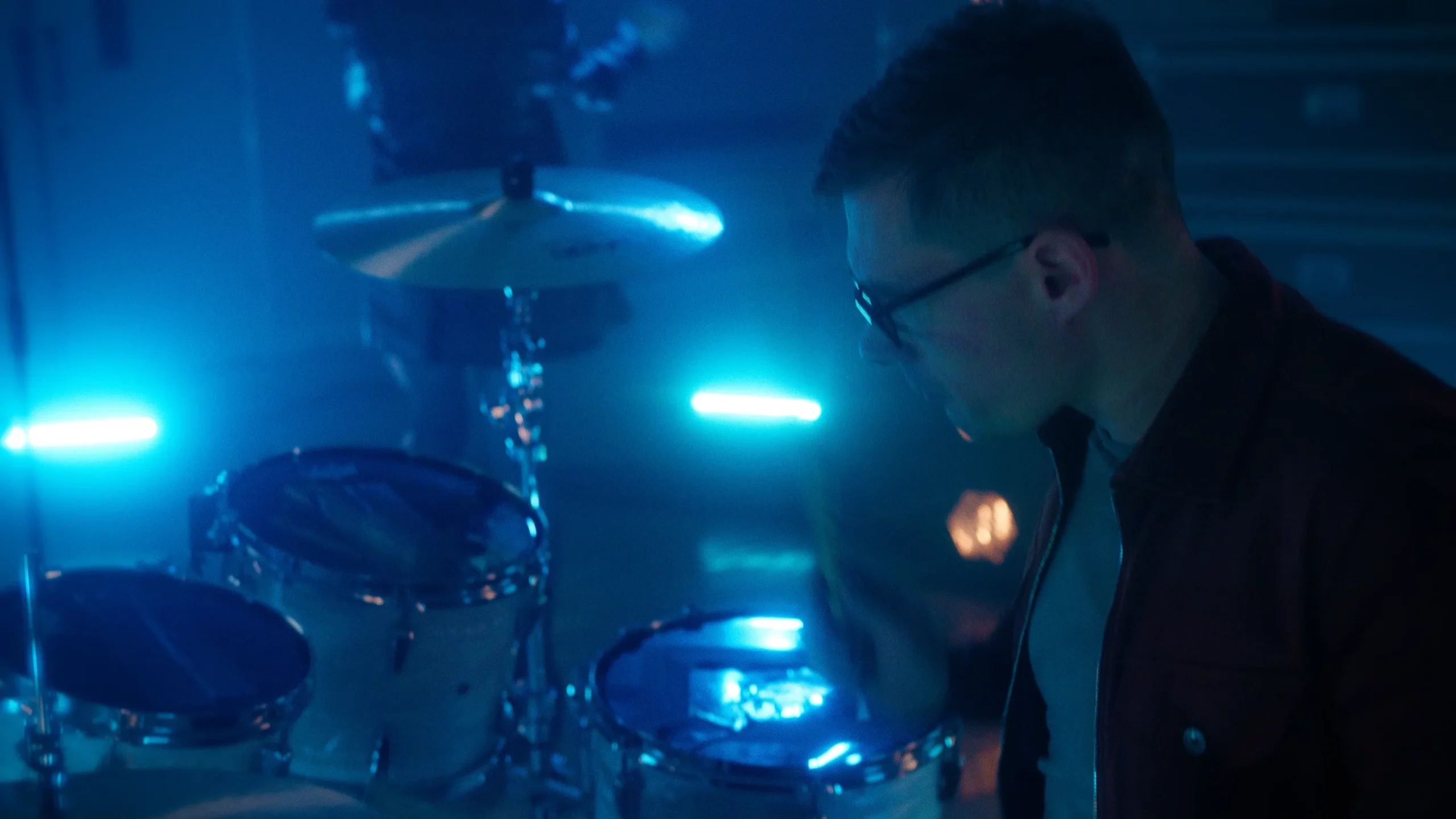 Performer in FLYNT's music video shoot by KINØ playing the drums